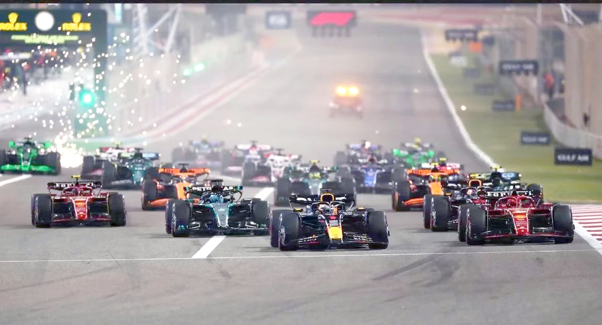 红牛车队绝杀梅赛德斯，塞恩斯扛起全队