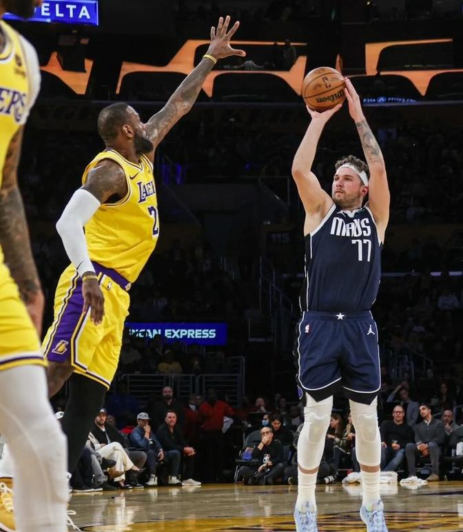 76人横扫北京队，东契奇点燃赛场