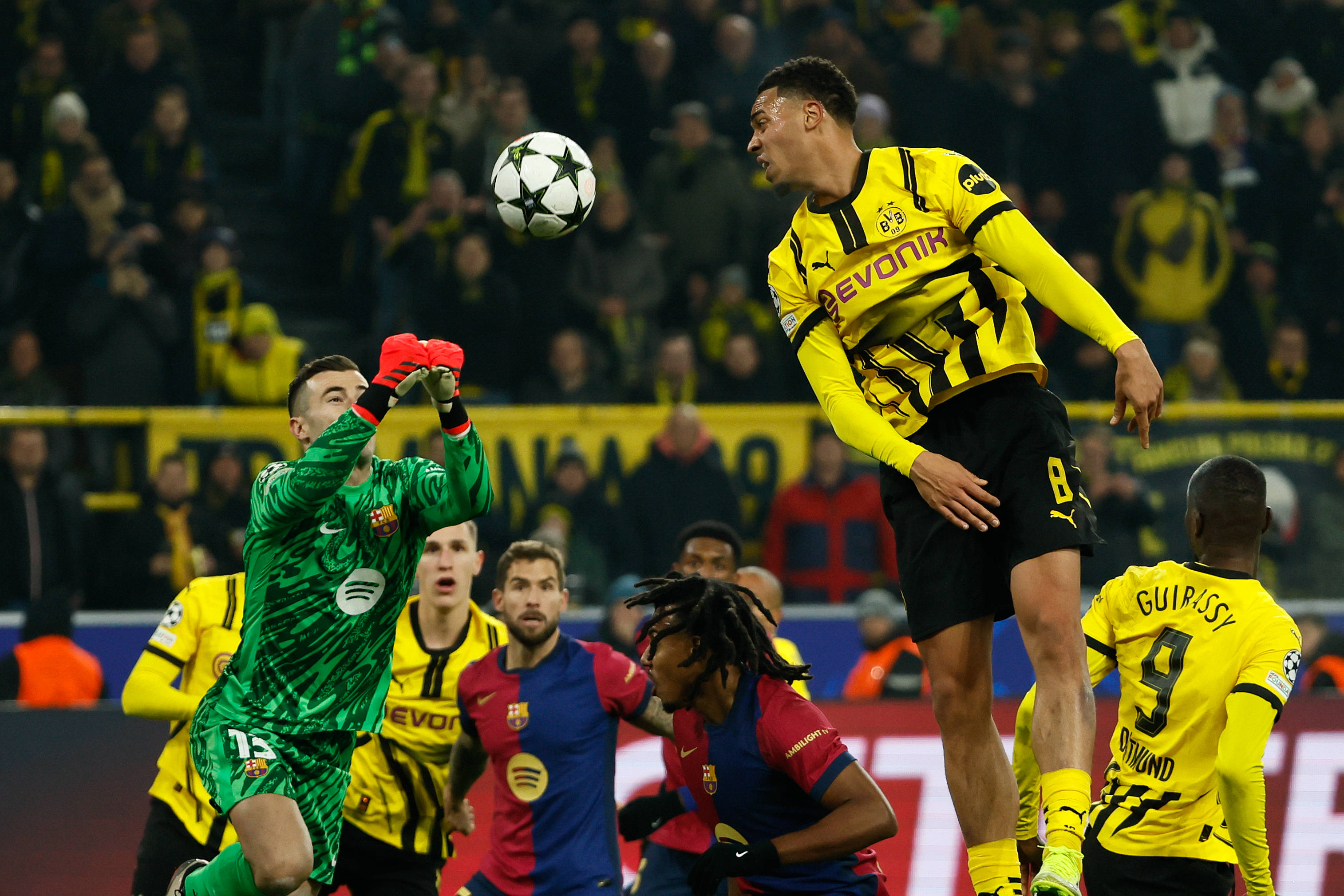 多特蒙德险胜巴萨，莱万带队取胜