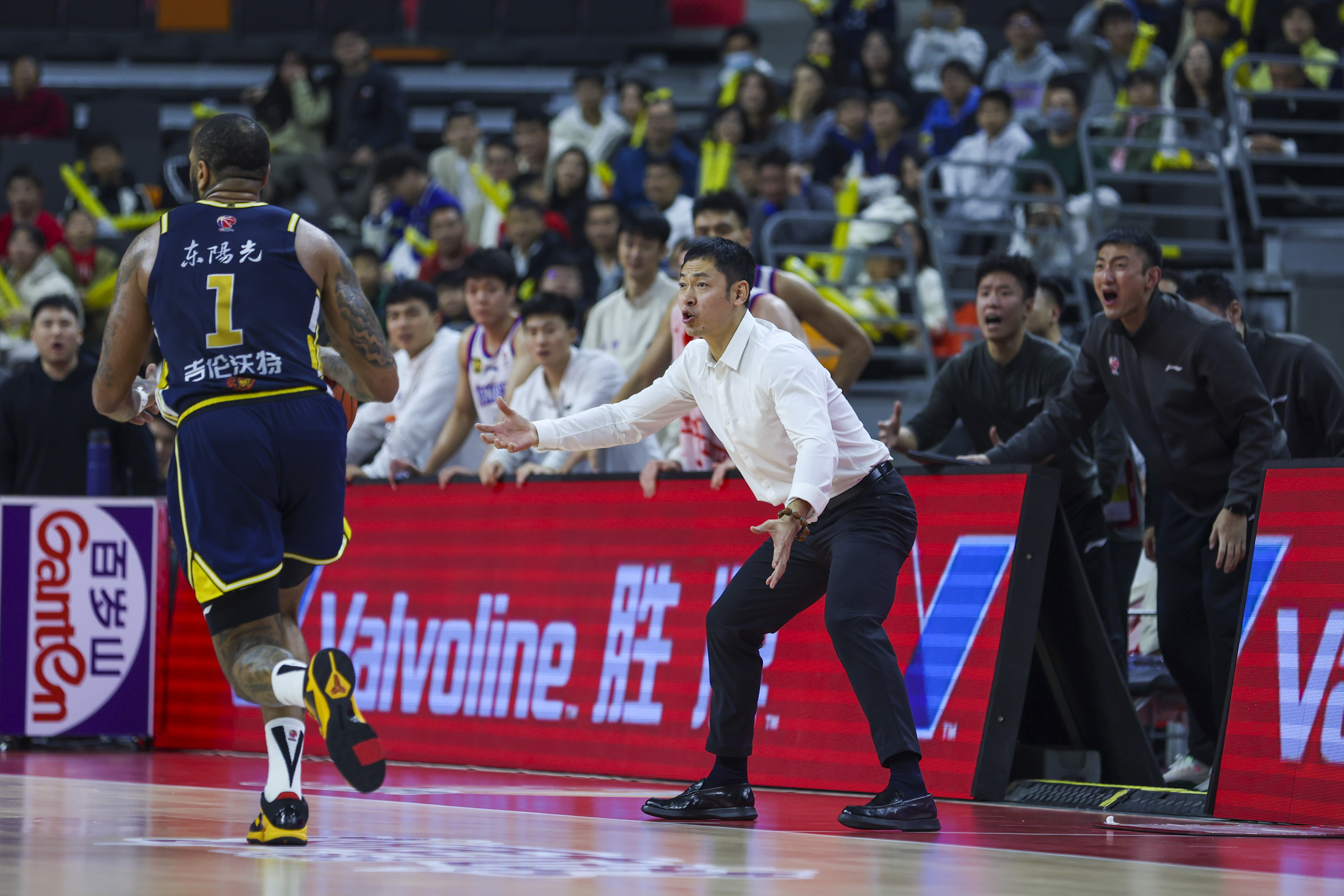 广州队险胜北京队,布克高光表现 广州队险胜北京队,布克高光表现