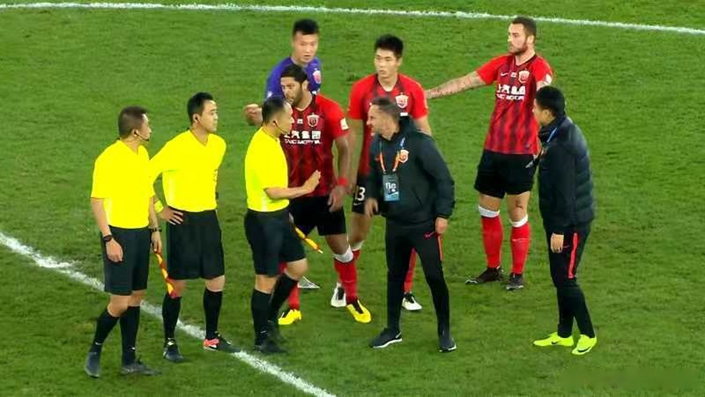 北京国安客场不敌上海上港,遭受失败 北京国安客场不敌上海上港,遭受失败