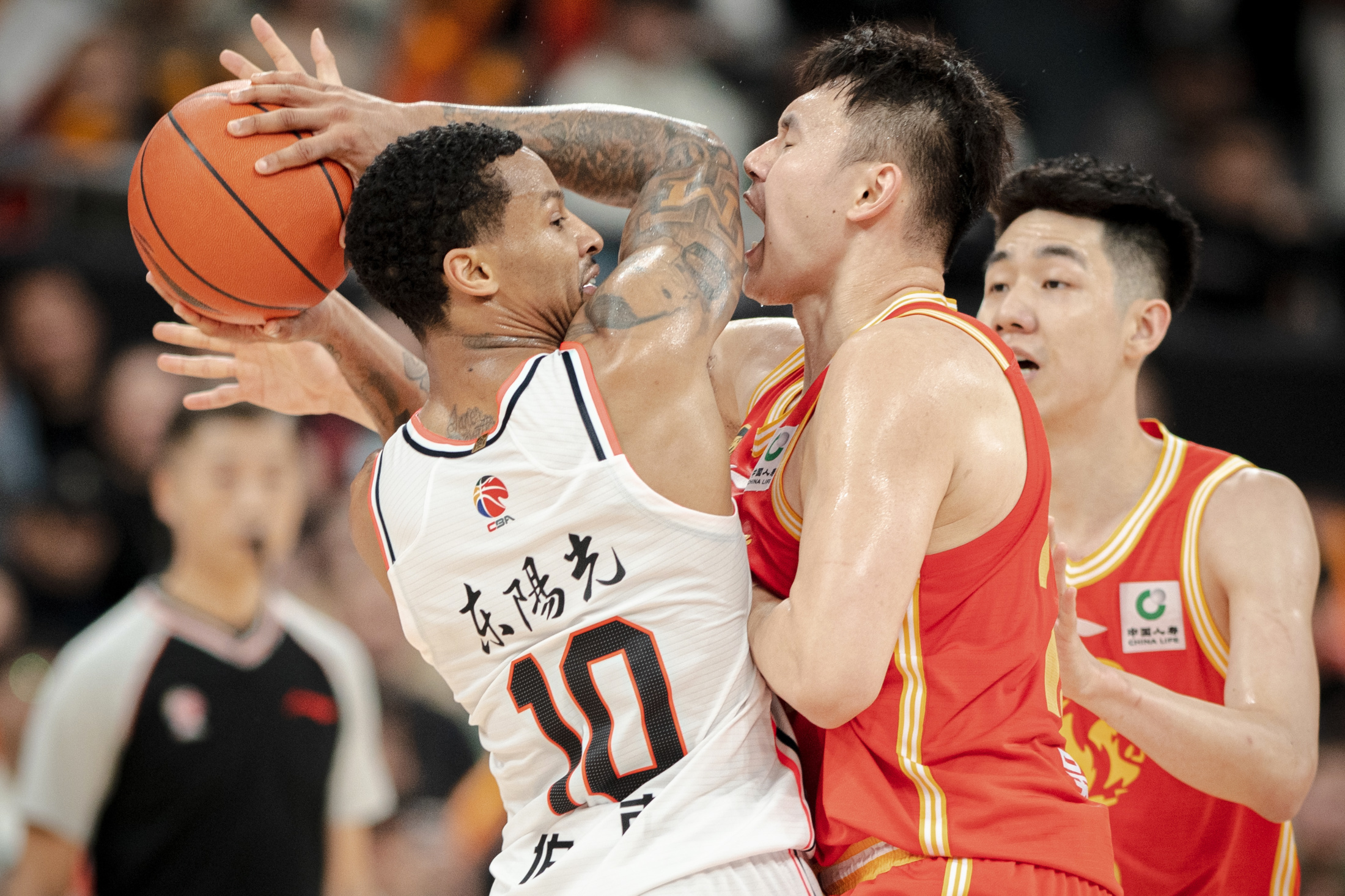 篮球精英联赛激战连连，球队球员实力逐渐显露