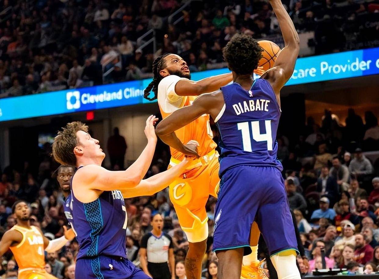 黄蜂绝地反击美国男篮，米切尔制霸全场